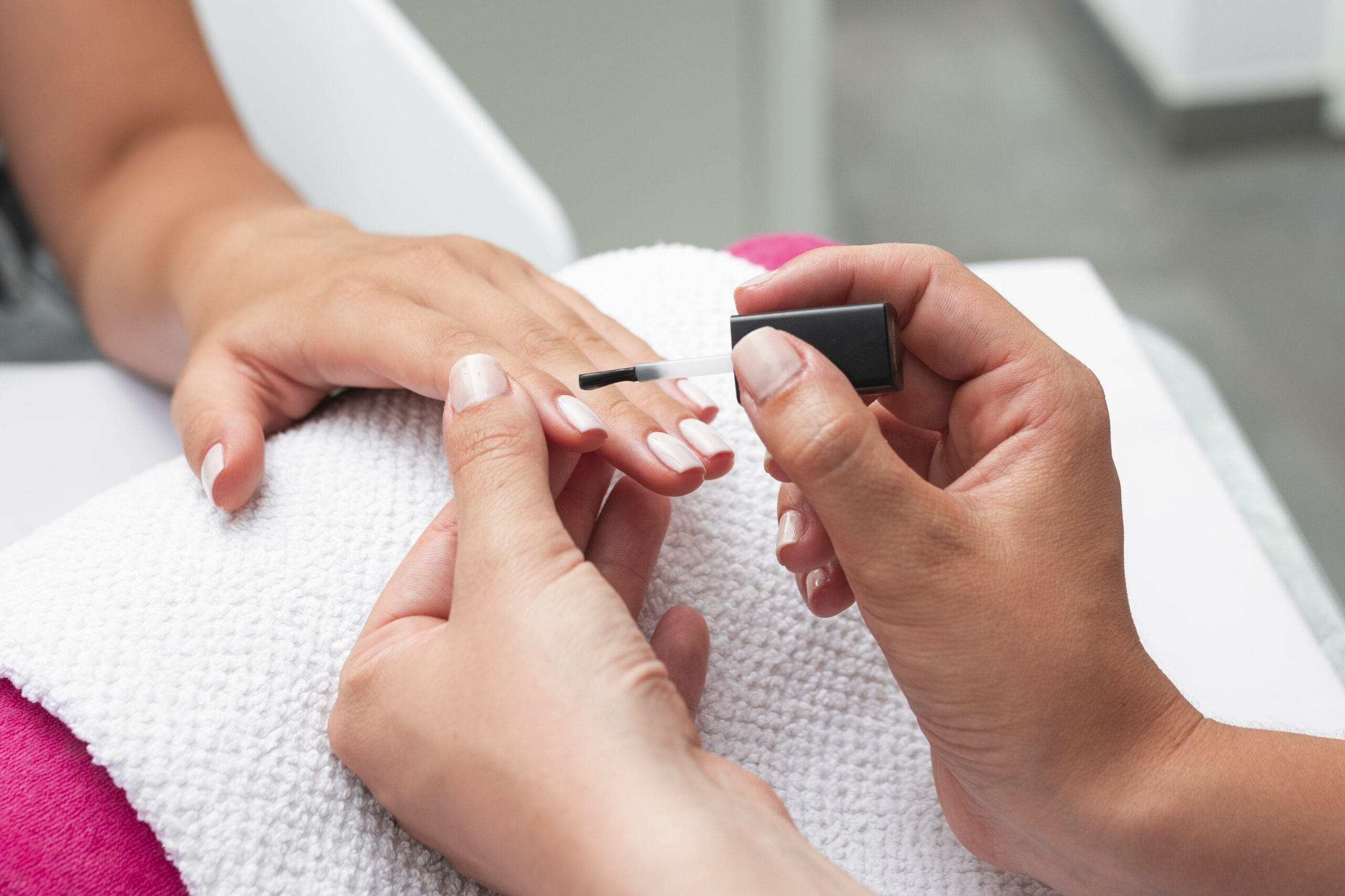 Esteticien pintando las uñas